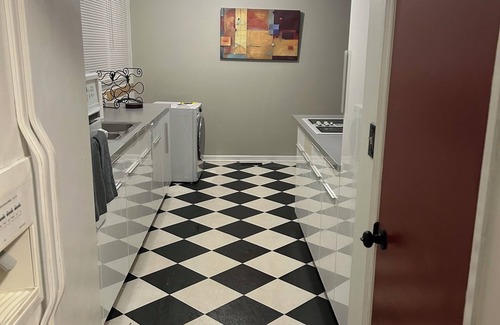 Greensboro Casa | Retro 3-Bedroom Retreat: WiFi, AC in Peaceful Greensboro Close to Major Venues