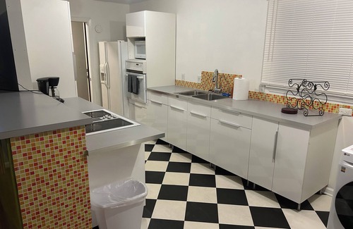 Greensboro Casa | Retro 3-Bedroom Retreat: WiFi, AC in Peaceful Greensboro Close to Major Venues