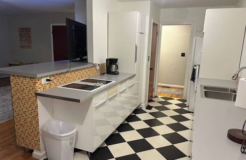Greensboro Casa | Retro 3-Bedroom Retreat: WiFi, AC in Peaceful Greensboro Close to Major Venues