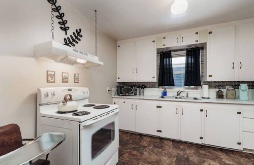 Billings Casa | Retro Abode, 3Bed 1Bath w/Garagenn