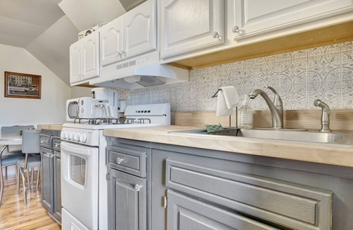 Palatine Apartamento | Retro Apt-Downtown Palatine-Big Sofa-King Bed-Private Deck-Laundry-Parking-Train