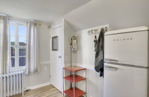 Palatine Apartamento | Retro Apt-Private Deck-King Bed-Downtown-Huge Sofa-Free Parking-Walk to Train
