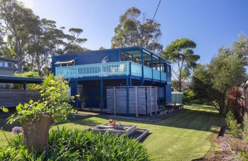 Mollymook Beach Casa | Retro Beach House - roomy 4BR retreat near ocean
