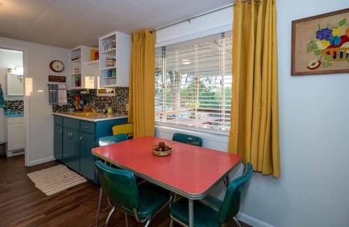 Kimberling City Cabina | Retro Cabin on Table Rock Lake