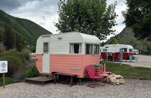 Lava Hot Springs Casa | Retro Camper full size bed