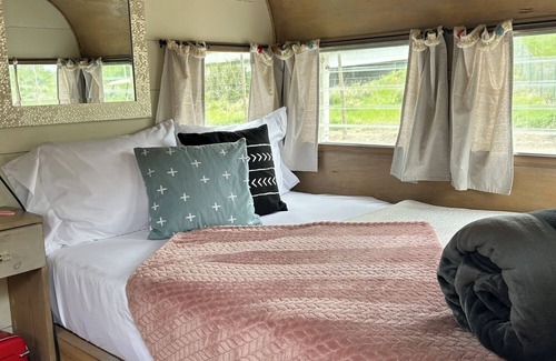 Lava Hot Springs Casa | Retro Camper full size bed