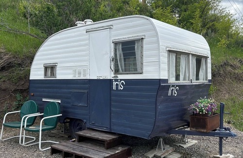 Lava Hot Springs Casa | Retro Camper king size bed