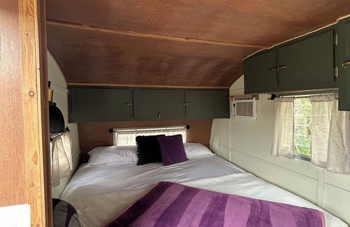 Lava Hot Springs Casa | Retro Camper king size bed