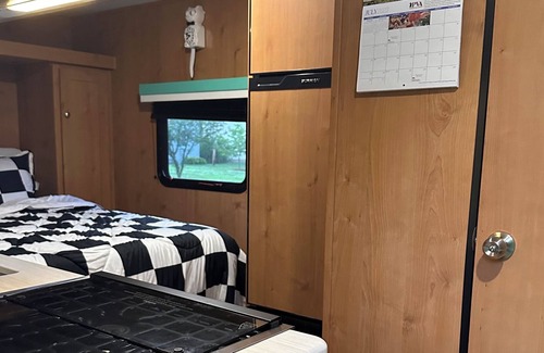 Edwardsville Casa | Retro Camper on Historic Route 66 Homestead