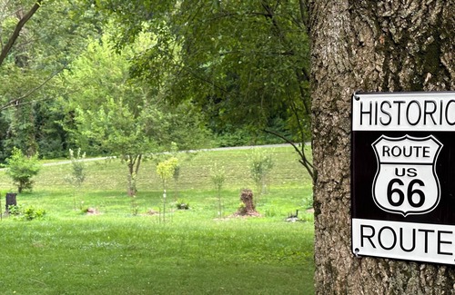 Edwardsville Casa | Retro Camper on Historic Route 66 Homestead