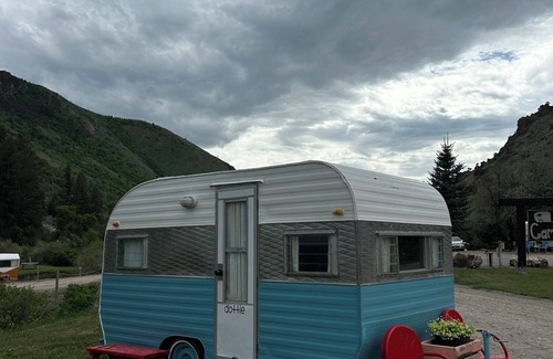 Lava Hot Springs Casa | Retro Camper Queen size bed