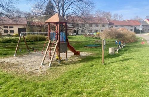 Kunkovice Casa | Retro chalupa pro denní pohodu a večerní klid