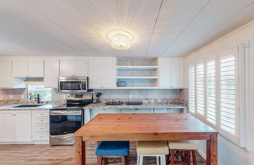 Bandon Casa | Retro-chic motel near beach with WiFi - walk to downtown shops & eateries