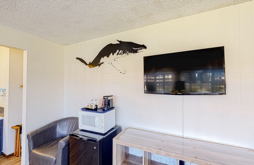 Bandon Casa | Retro-chic motel near beach with WiFi - walk to downtown shops & eateries