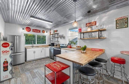 Biggar Apartamento | Retro-Chic Poolside Suite 2BR Getaway