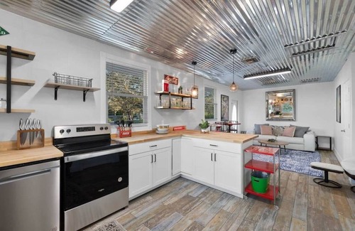 Biggar Apartamento | Retro-Chic Poolside Suite 2BR Getaway