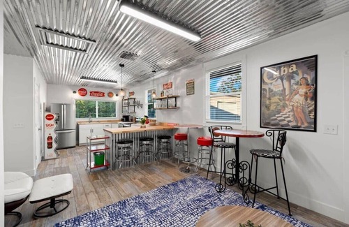 Biggar Apartamento | Retro-Chic Poolside Suite 2BR Getaway