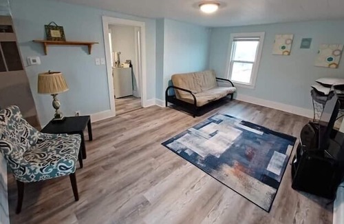 Two Rivers Apartamento | Retro-Chic Riverfront Duplex on River St - Upper