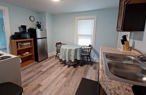 Two Rivers Apartamento | Retro-Chic Riverfront Duplex on River St - Upper
