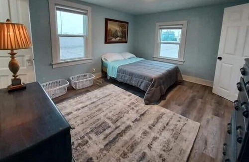 Two Rivers Apartamento | Retro-Chic Riverfront Duplex on River St - Upper
