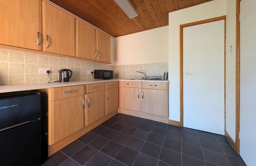 Rochford Cabaña | Retro cottage, 4 beds, sunset garden, RSPB Wallasea views. Family nature retreat
