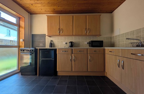 Rochford Cabaña | Retro cottage, 4 beds, sunset garden, RSPB Wallasea views. Family nature retreat