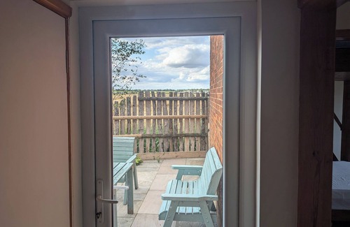 Rochford Cabaña | Retro cottage, 4 beds, sunset garden, RSPB Wallasea views. Family nature retreat