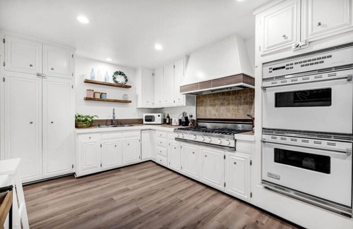 Thousand Oaks Casa | Retro Cottage, Hot Tub, Putting Green, walk to all