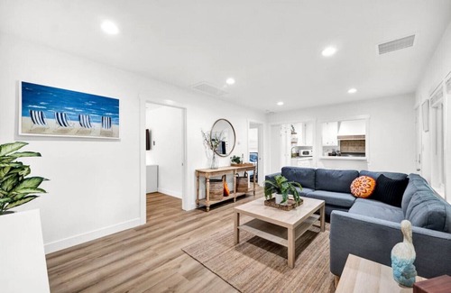 Thousand Oaks Casa | Retro Cottage, Hot Tub, Putting Green, walk to all