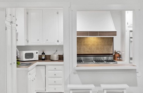 Thousand Oaks Casa | Retro Cottage, Hot Tub, Putting Green, walk to all