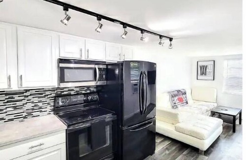 Wilton Manors Cabaña | Retro Cottage - Short Walk to Wilton Dr. ,WIFI, Free Parking