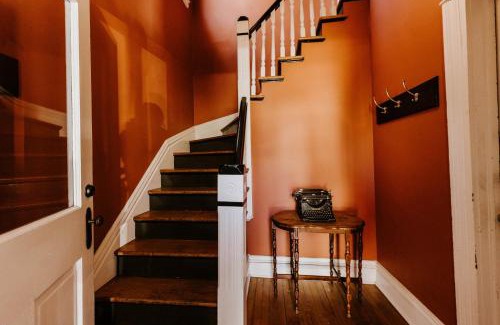 West Seventh Apartamento | Retro Gem Box Victorian Steps from Irvine Park