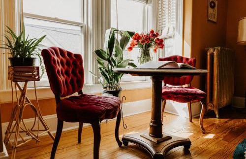 West Seventh Apartamento | Retro Gem Box Victorian Steps from Irvine Park