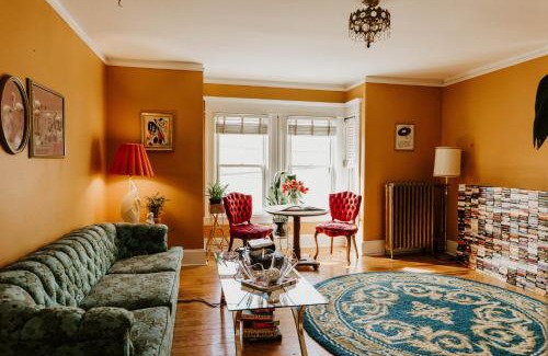 West Seventh Apartamento | Retro Gem Box Victorian Steps from Irvine Park