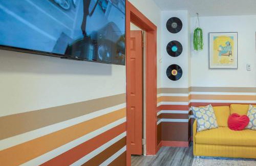 Ramsay Casa | Retro Glam in Ramsay Walk to Stampede Grounds