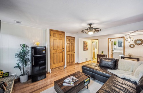 Lakewood Apartamento | Retro Guest Suite with private Hot Tub 10 min to Red Rocks, Denver, and Golden.
