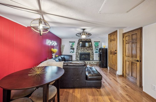 Lakewood Apartamento | Retro Guest Suite with private Hot Tub 10 min to Red Rocks, Denver, and Golden.
