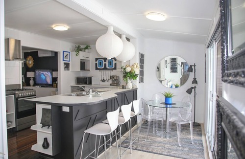 Cessnock Cabaña | Retro Hidden Gem with Deck & BBQ, 10 mins To Wineries