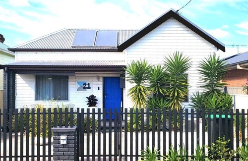 Cessnock Cabaña | Retro Hidden Gem with Deck & BBQ, 10 mins To Wineries