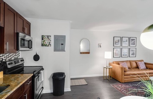 Melrose Condominio | Retro Hotel One Bedroom- near downtown with pool!