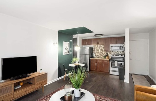 Melrose Condominio | Retro Hotel One Bedroom- near downtown with pool!