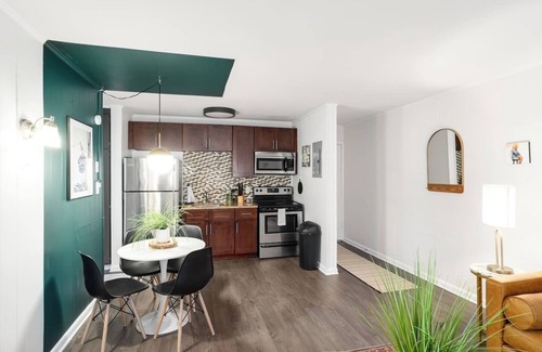 Melrose Condominio | Retro Hotel One Bedroom- near downtown with pool!