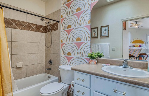 Las Cruces Casa | Retro in the Desert 3/2 groovy