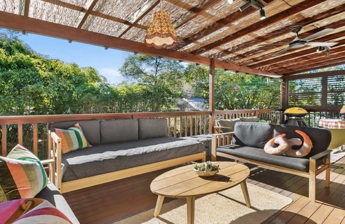 Bateau Bay Casa | Retro inpsired house just 100m to beach