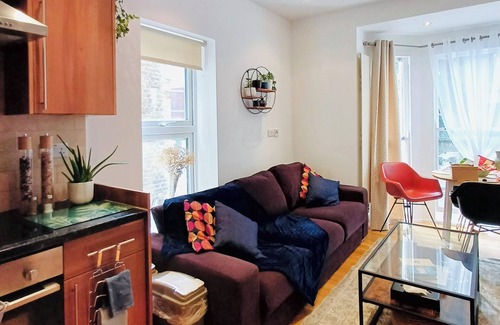 Hammersmith and Fulham Apartamento | Retro Kensington Olympia 2 Bed/2 bath Home with green balcony terrace!