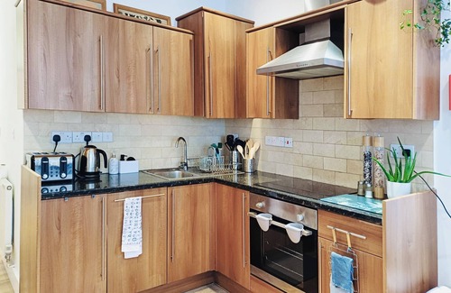 Hammersmith and Fulham Apartamento | Retro Kensington Olympia 2 Bed/2 bath Home with green balcony terrace!