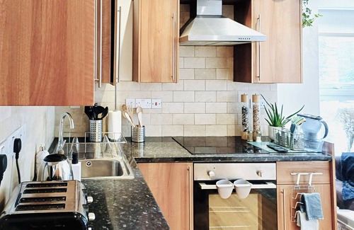 Hammersmith and Fulham Apartamento | Retro Kensington Olympia 2 Bed/2 bath Home with green balcony terrace!
