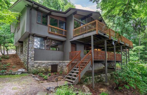 Fairview Casa | Retro Metro Deck House MCM Gem with Hot Tub & Spectacular Views!