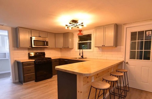 Cortland Casa | Retro on Maple Avenue