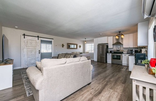 Winchester Casa | Retro Ranch Cottage 800sf Pool HotTub Pickleball